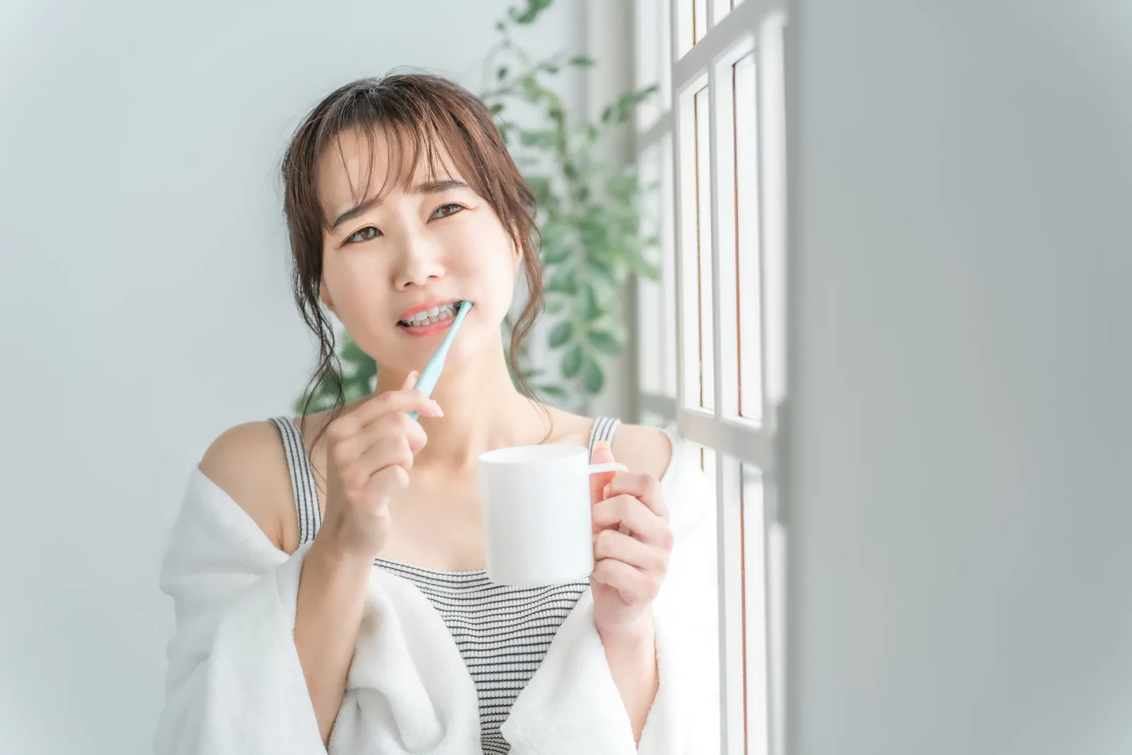 歯磨きをする女性