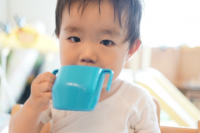 男の子がうがいをしている