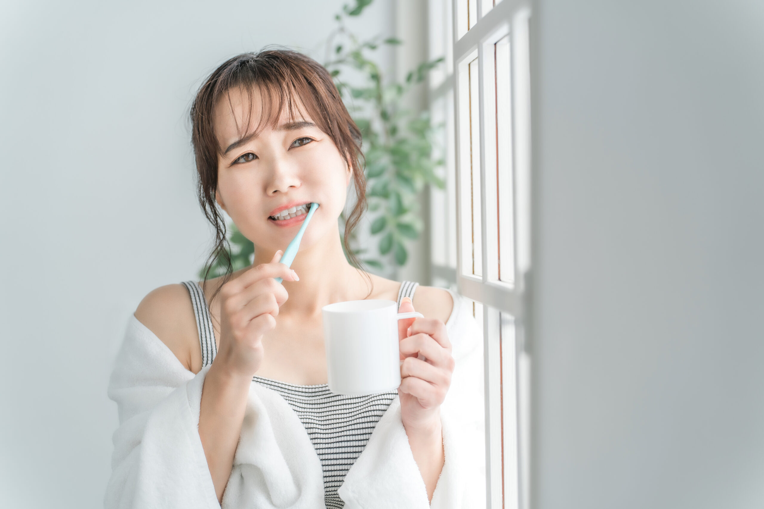 歯磨きをする女性