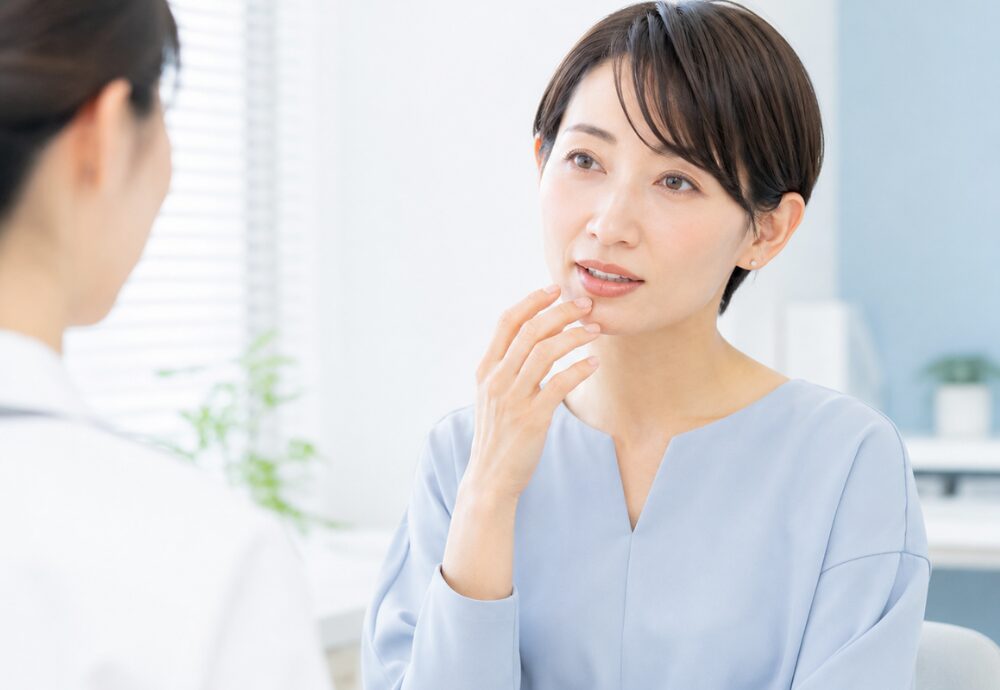 歯並びを確認する女性