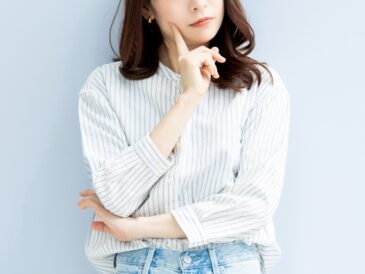 29285675_s 考える女性